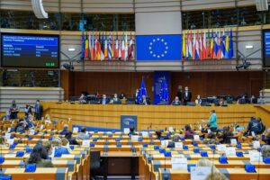 El Parlamento Europeo aprueba la Ley de IA. Manipulación y vigilancia masiva quedan prohibidas por un texto pionero a nivel mundial