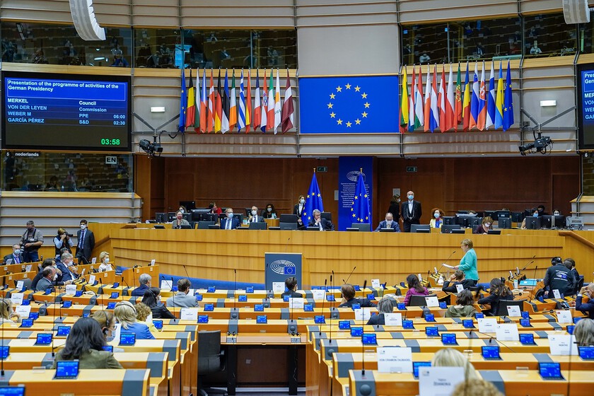El Parlamento Europeo aprueba la Ley de IA. Manipulación y vigilancia masiva quedan prohibidas por un texto pionero a nivel mundial