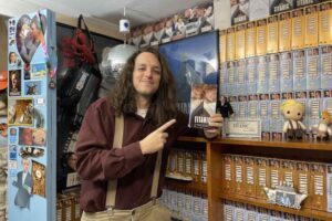 El hombre que solo colecciona 'Titanic'. Tiene 3.000 copias en VHS de la película de James Cameron, un maniquí de Jack Dawson y la ve una vez al día