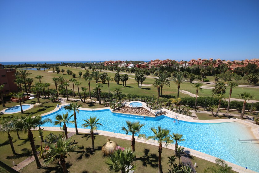 En plena sequía, Andalucía ya ha decidido quién sí va a poder bañarse en las piscinas: los turistas