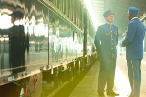 la nueva moda entre los millonarios es viajar en trenes centenarios