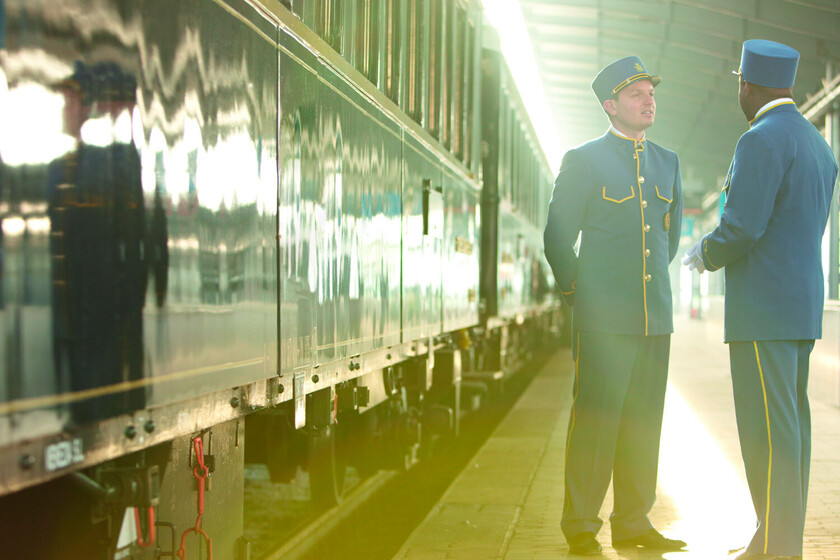 la nueva moda entre los millonarios es viajar en trenes centenarios