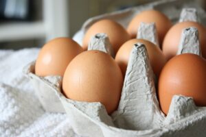 Por qué hay que conservar los huevos en el frigorífico si en el supermercado no los tienen refrigerados