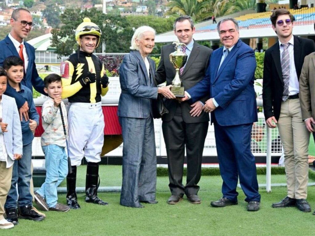 La señora Freudman entregó la Copa del Clásico en su nombre