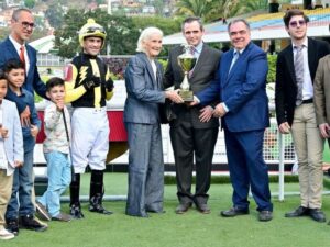 La señora Freudman entregó la Copa del Clásico en su nombre