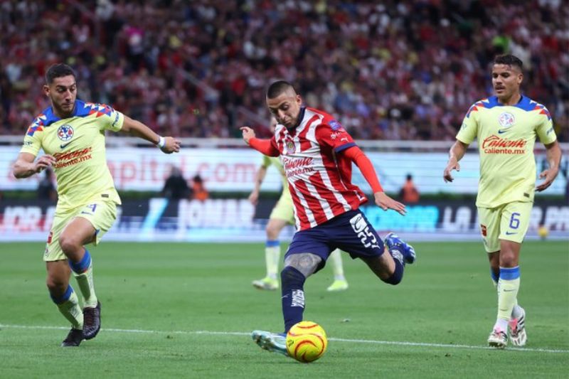 La jugada polémica de piojo Alvarado que le costó a Chivas