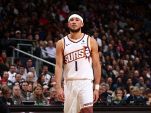 Booker estará fuera por lesión en el tobillo