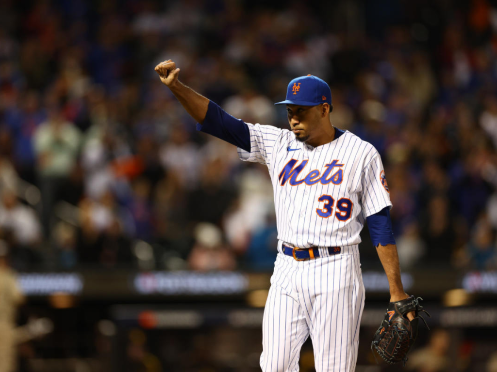 Edwin Díaz cada vez más cerca de su regreso