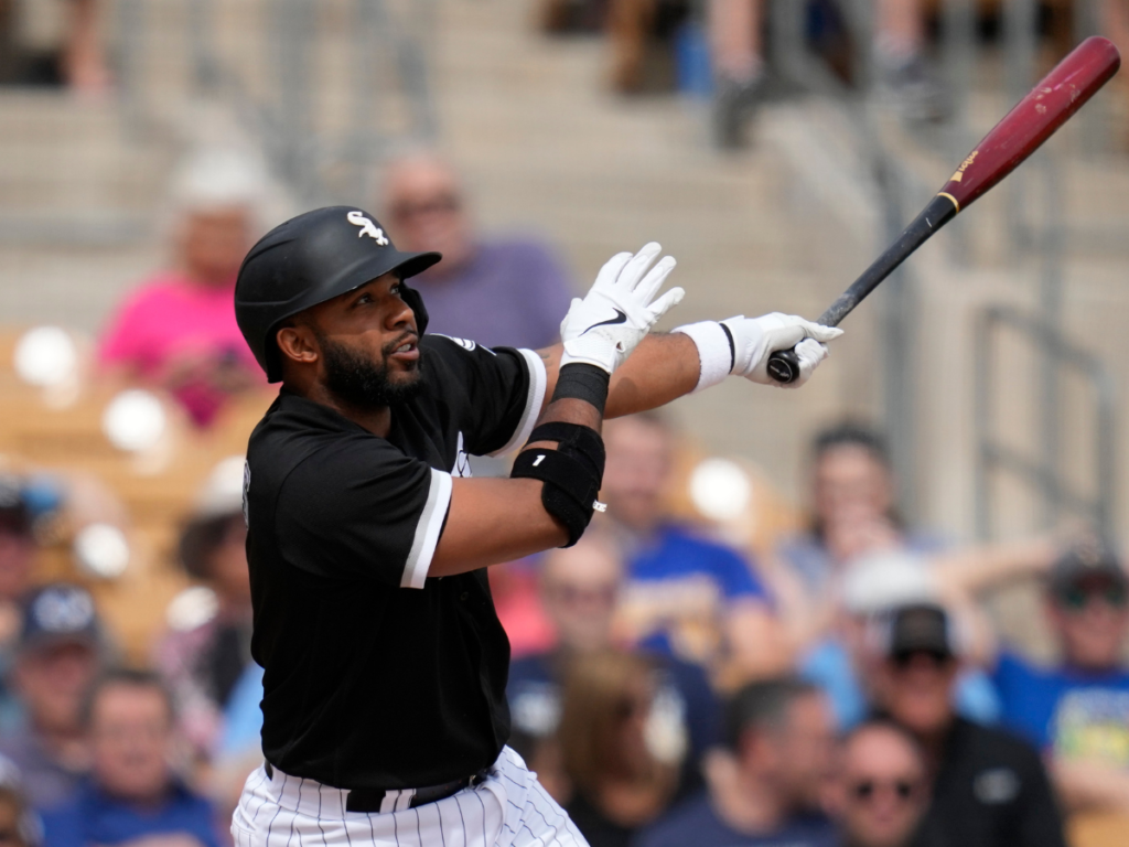 Elvis Andrus firma con los Cascabeles de Arizona