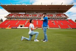 Josh Cavallo, futbolista australiano, le pide matrimonio a su novio