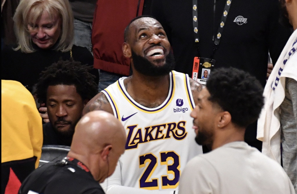 LeBron James reaccionando a su anotación de los 40 mil puntos