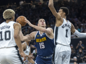 Jokic y los Nuggets hunden a los Spurs