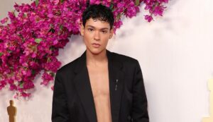 El actor venezolano Omar Rudberg sacó su lado más elegante en la alfombra roja de los Oscar
