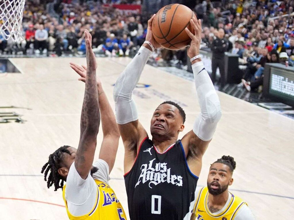 Russell Westbrook sufrió una fractura en la mano