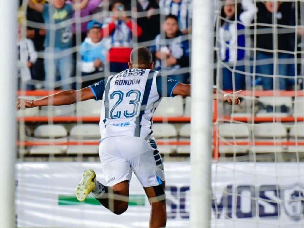 Salomón lideró goleada del Pachuca con hat trick