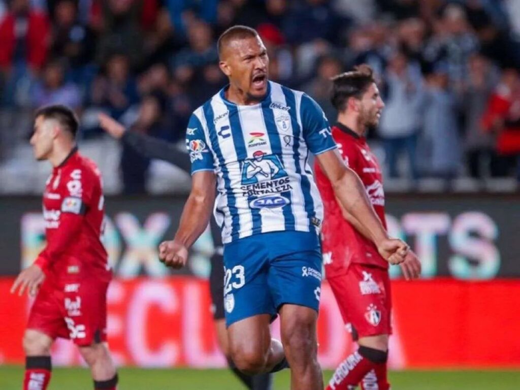 En el Pachuca todos miran a Salomón