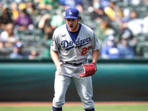 Trevor Bauer llega a los Diablos Rojos con la mira en la MLB