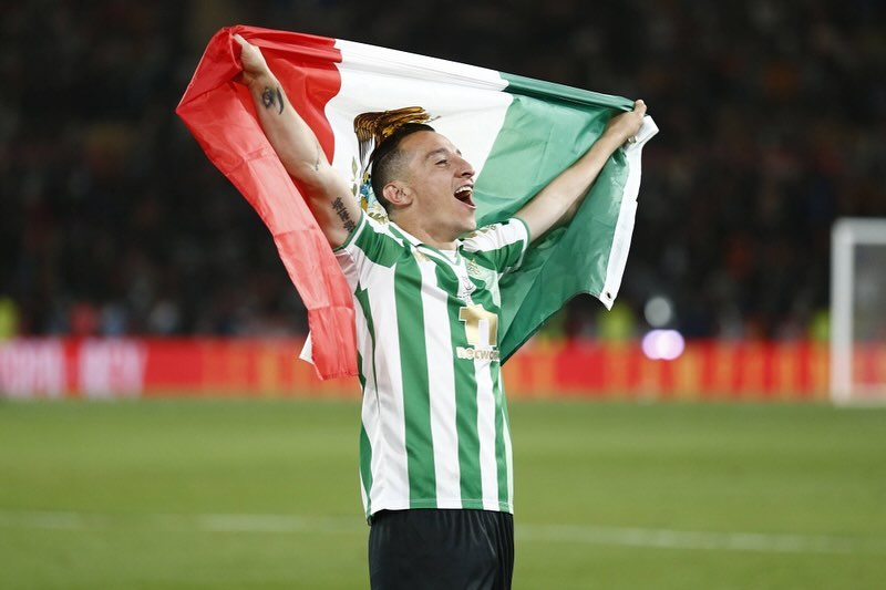 Andrés Guardado con el Real Betis alzando la bandera de México. (Foto: 'Instagram' @andresgua18)