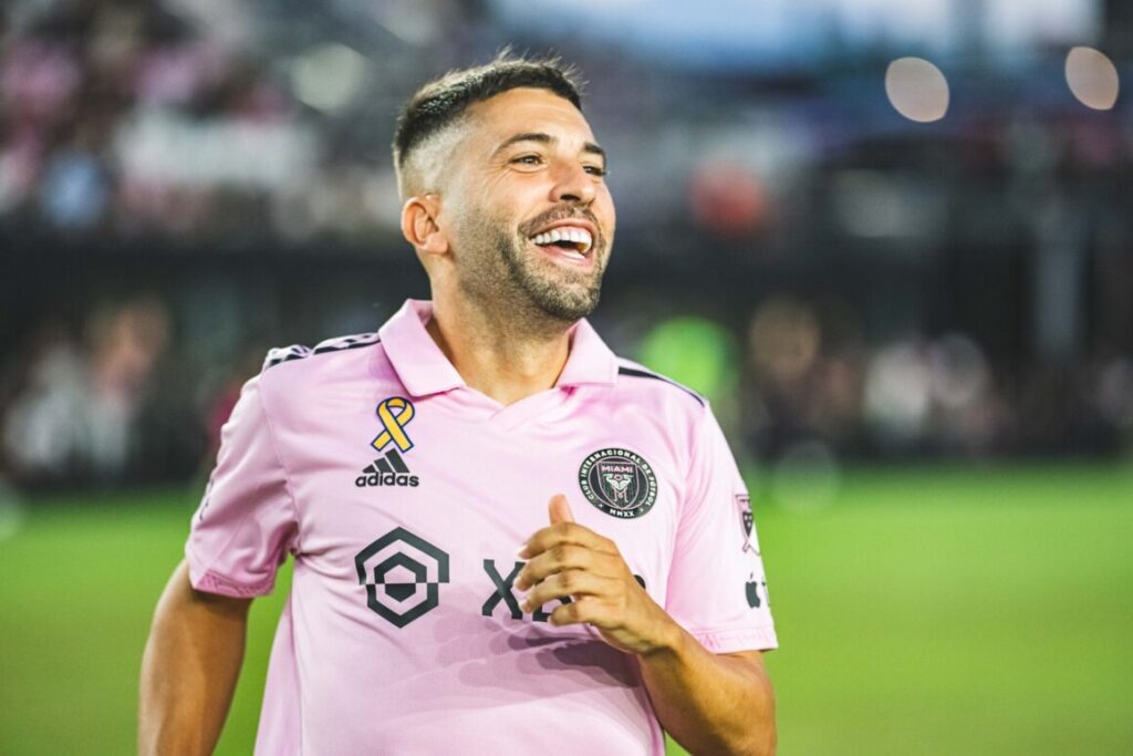Jordi Alba sonriendo con el Inter de Miami. Foto: Twitter/X Inter de Miami CF