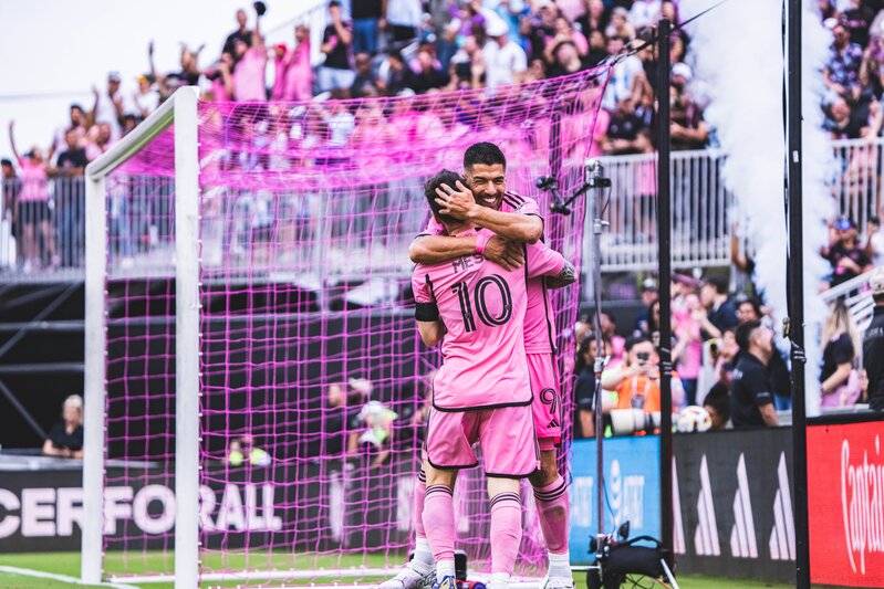Luis Suárez festejando con Lionel Messi en la goleada frente al Orlando City en la semana 3 de la MLS. (Foto: 'X' Inter Miami C.F.)