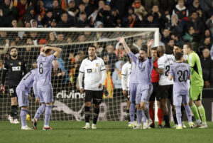 Los jugadores del Real Madrid protestan al colegiado Gil Manzano el gol anulado en el último momento del encuentro contra el Valencia. (Foto: EFE)