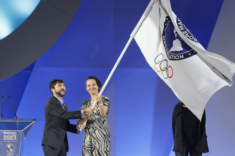 El alcalde de Barranquilla (Colombia) Jaime Pumarejo (i), y la ministra del Deporte de Colombia Astrid Rodríguez ondean la bandera de Panam Sports en la ceremonia de clausura de los Juegos Panamericanos 2023 en Santiago. (Foto: EFE)