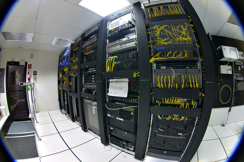 China lleva dos años de retraso frente a EEUU en IA, aunque tiene un plan. Lo reconoce el presidente de Alibaba