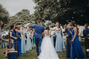 En su loca deriva las bodas españolas han encontrado la forma de ser aún más fastuosas: barra libre de tatuajes