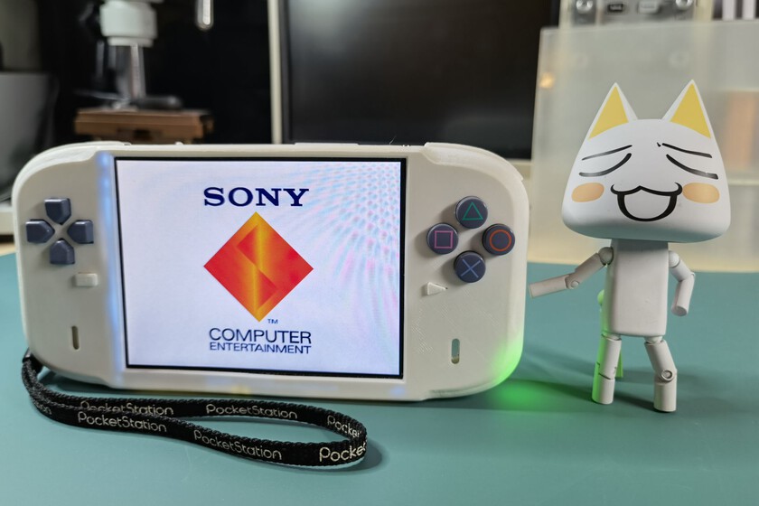 Alguien ha cortado por la mitad una PlayStation para crear una versión portátil. El resultado es fantástico