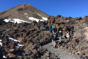Canarias se enfrenta al dilema irremediable de limitar el turismo. Empezando por cobrar para subir al Teide