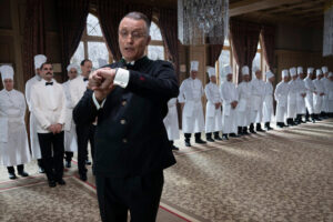 The Palace (2024), crítica - La película tiene al Roman Polanski más juguetón queriendo imitar a Wes Anderson, pero nada puede salvarla del cataclismo