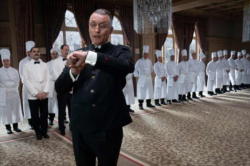 The Palace (2024), crítica - La película tiene al Roman Polanski más juguetón queriendo imitar a Wes Anderson, pero nada puede salvarla del cataclismo