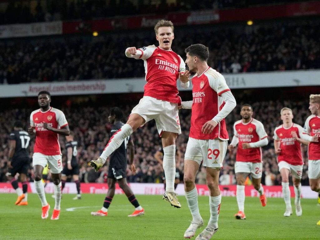 El Arsenal venció al Luton y es líder de la Premier