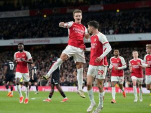 El Arsenal venció al Luton y es líder de la Premier