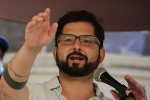 Gabriel Boric evalúa llamar a consulta a su embajador en Venezuela