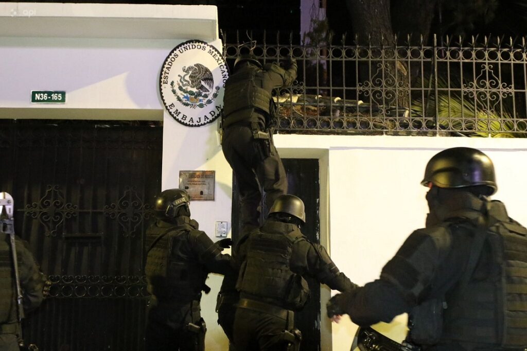 Autoridades de Ecuador irrumpen en la embajada mexicana en Quito y detienen al exvicepresidente Jorge Glas