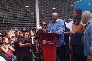 “El artista no puede estar inmerso en política”