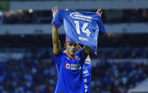 Uriel Antuna festejando su gol contra Chivas dedicado a José Armando, pequeño aficionado de Cruz Azul