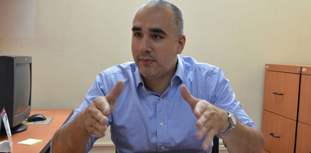 "Las sanciones solo atornillan en el poder al Gobierno"