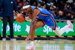 Fotografía de archivo en la que se registró a Shai Gilgeous-Alexander, base de los Thunder de Oklahoma City, quien aportó 28 puntos, seis rebotes y cuatro asistencias para guiar el triunfo de su equipo 94-92 sobre los Pelicans de Nueva Orleans, en el inicio de esta serie de primera ronda de los 'playoffs' de la Conferencia Oeste de la NBA. EFE/Will Oliver