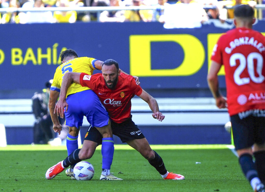 -El defensa del Cádiz Victor Chust y el delantero kosovar del Mallorca Vedat Muriqui, durante el partido de LaLiga de la jornada 33, este domingo en el estadio Nuevo Mirandilla de Cádiz. EFE/ Román Ríos Aguirre