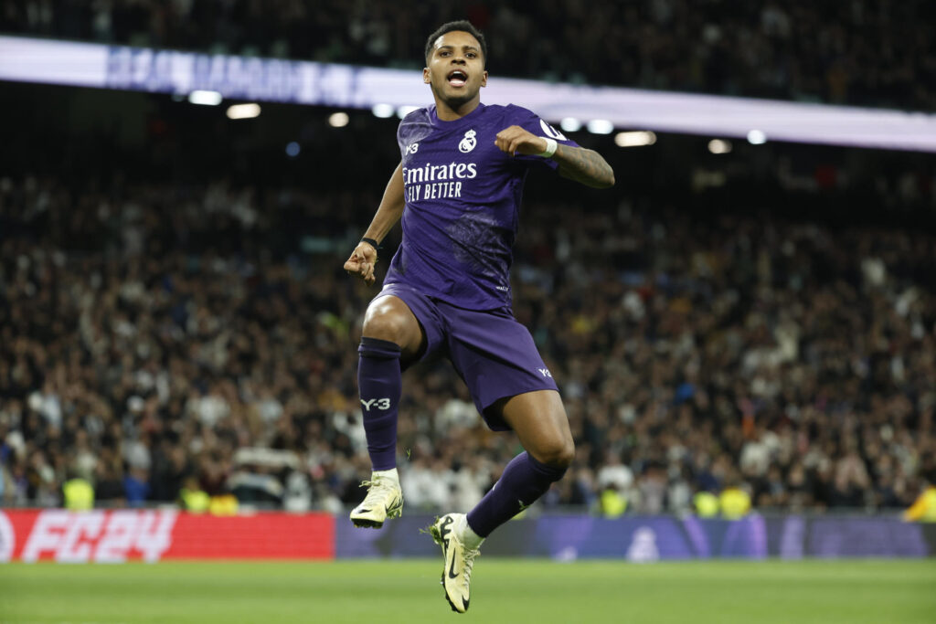 El delantero brasileño del Real Madrid Rodrygo Goes celebra su segundo gol durante el partido de la jornada 30 de LaLiga en el estadio Santiago Bernabéu, en Madrid. EFE/Chema Moya