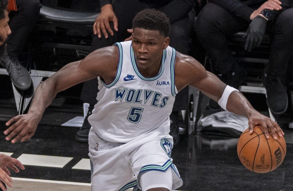 Fotografía de archivo en la que se registró a Anthony Edwards, escolta de los Timberwolves de Minnesota, quien aporto 33 puntos (18 en el tercer cuarto), 9 rebotes y 6 asistencias para guiar el triunfo de su equipo 120-95 sobre los Suns de Phenix, en el inicio de esta serie de primera ronda de la postemprada de la conferencia Oeste de la NBA. EFE/Ángel Colmenares