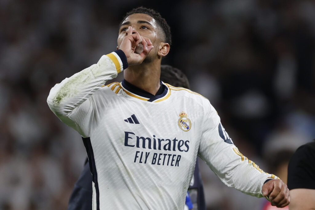 El centrocampista británico del Real Madrid Jude Bellingham celebra la victoria tras el partido de la jornada 32 de LaLiga EA Sports entre Real Madrid y FC Barcelona, este domingo en el estadio Santiago Bernabéu de Madrid. EFE/Daniel González