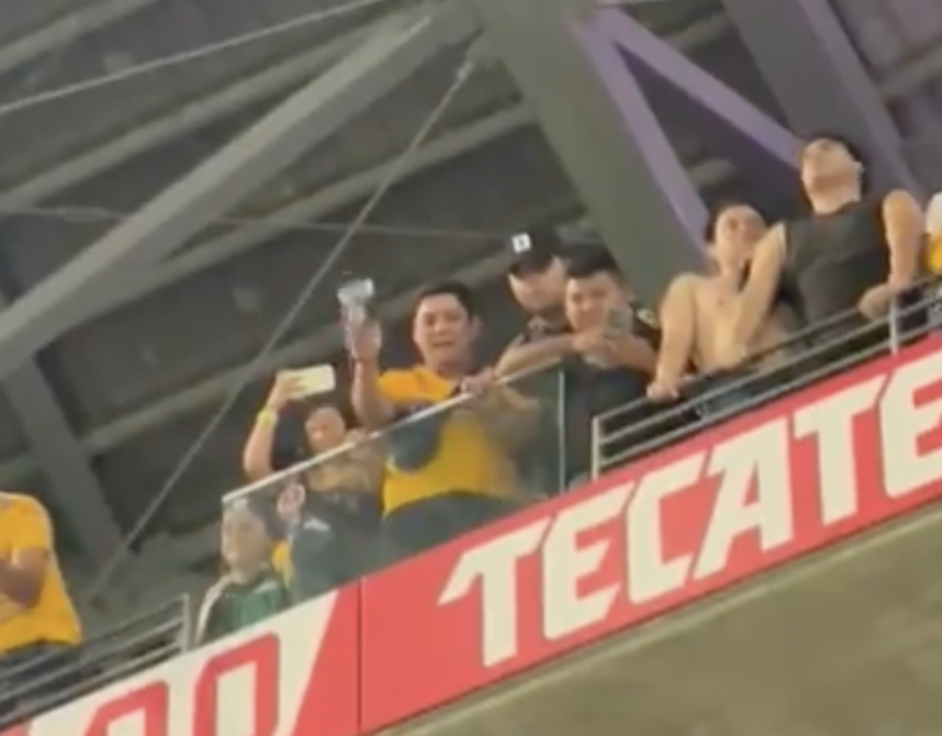 Aficionado de Tigres lanza orines a seguidores de Monterrey
