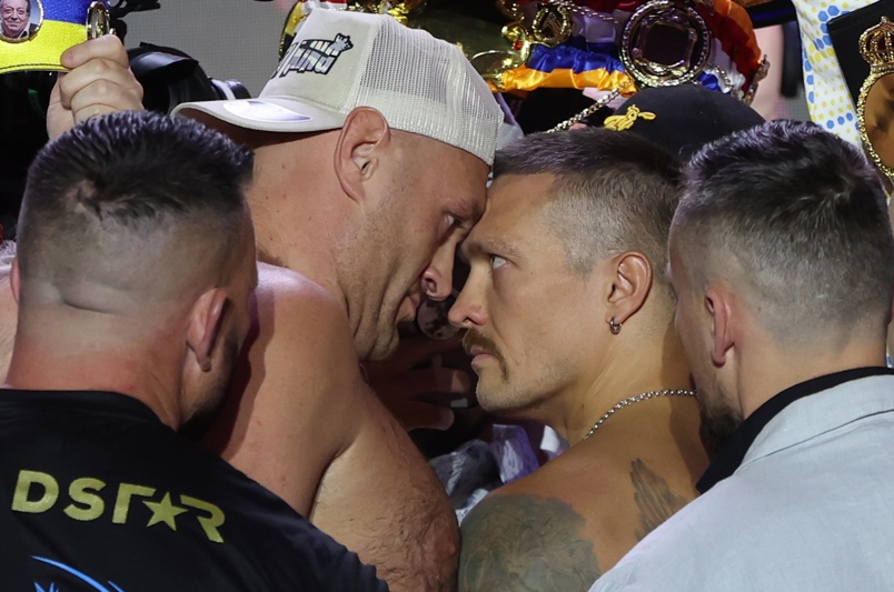 Tyson Fury y Oleksandr Usyk durante la ceremonia de pesaje en Arabia Saudita. (Foto: EFE)