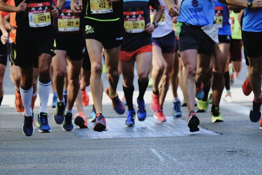 Cada vez más personas participan en maratones populares. La ciencia sabe que pasarse de optimista tiene sus riesgos