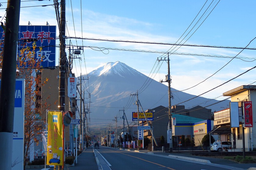 Japón ha decidido construir una enorme barrera para tapar una de sus mejores vistas al Fuji. El motivo: el turismo