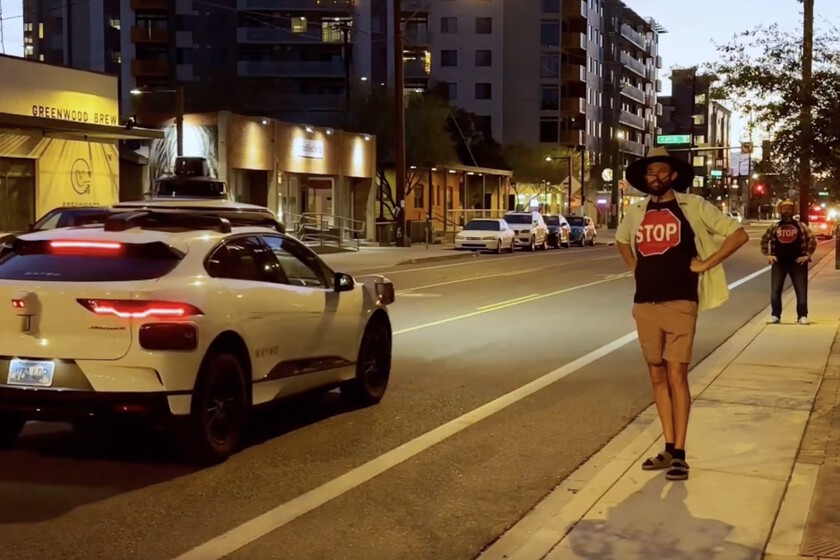 No hay que ser un hacker para confundir a los coches autónomos de San Francisco. Sólo necesitas una camiseta