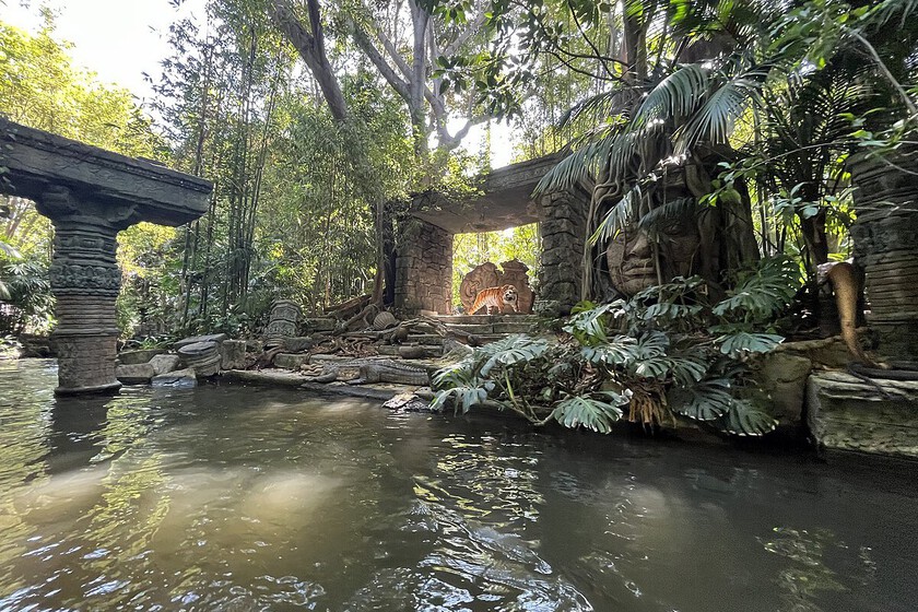 La decoración de una atracción de Disneyland que empezó como simple adorno y ha acabado convertida en una jungla autosostenible